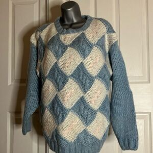 Via L. A. woman’s knit crew neck sweater. Size M